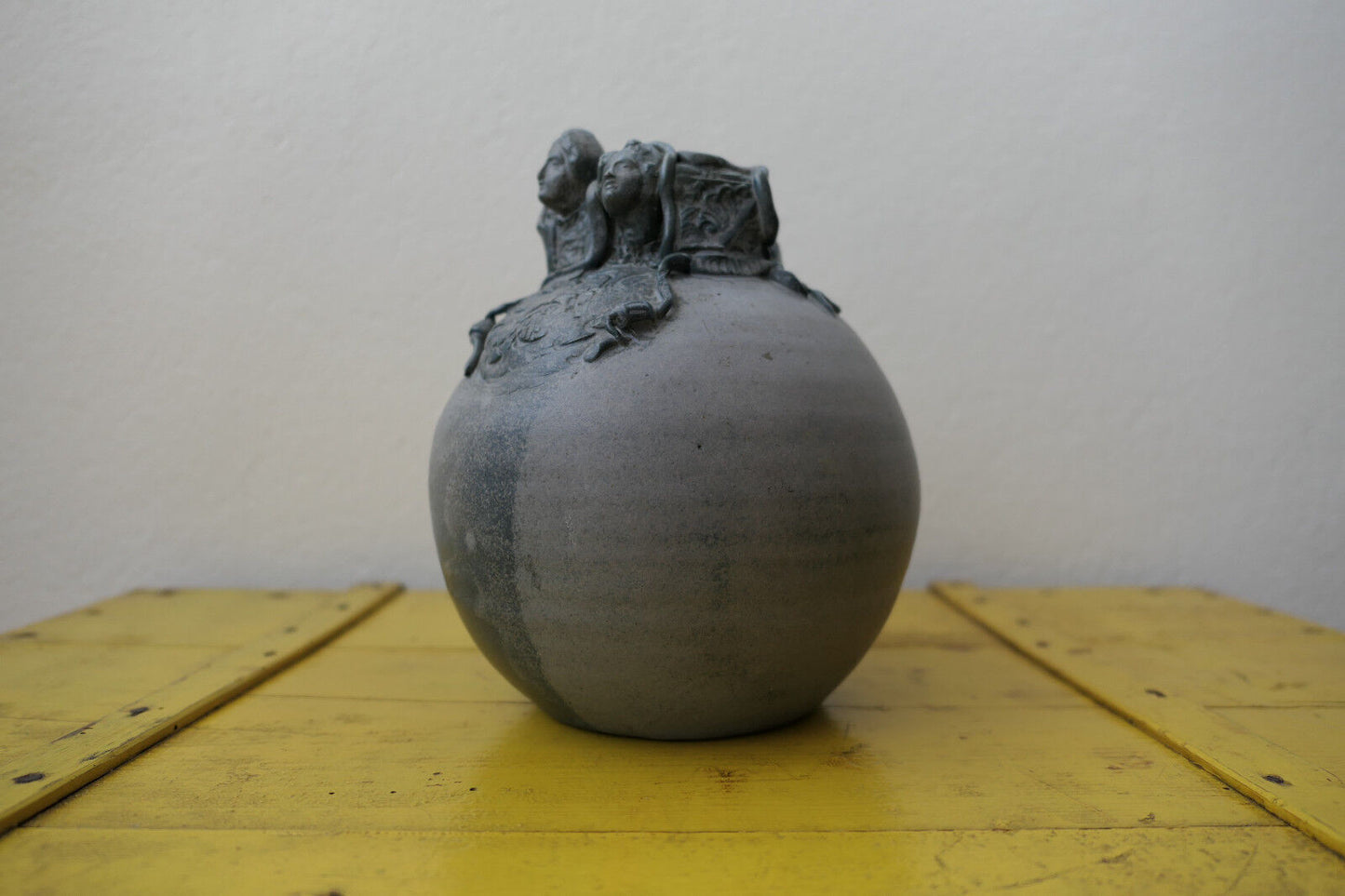 JOLI VASE BOULE EN GRES DECOR ATYPIQUE SIGNE A IDENTIFIER