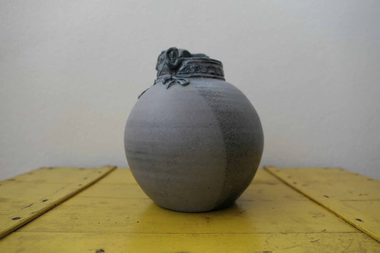 JOLI VASE BOULE EN GRES DECOR ATYPIQUE SIGNE A IDENTIFIER