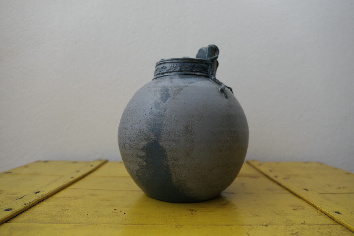 JOLI VASE BOULE EN GRES DECOR ATYPIQUE SIGNE A IDENTIFIER