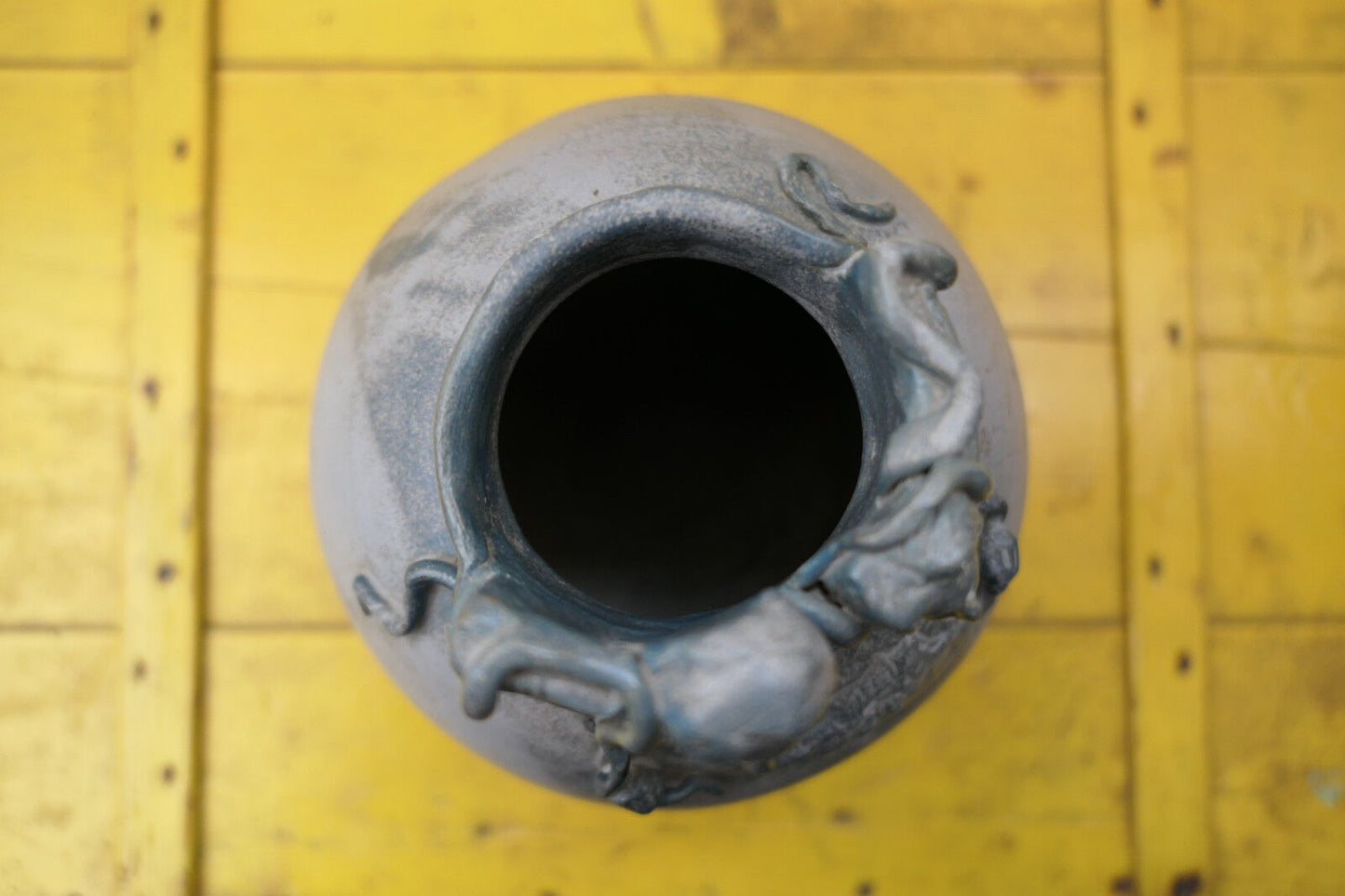 JOLI VASE BOULE EN GRES DECOR ATYPIQUE SIGNE A IDENTIFIER