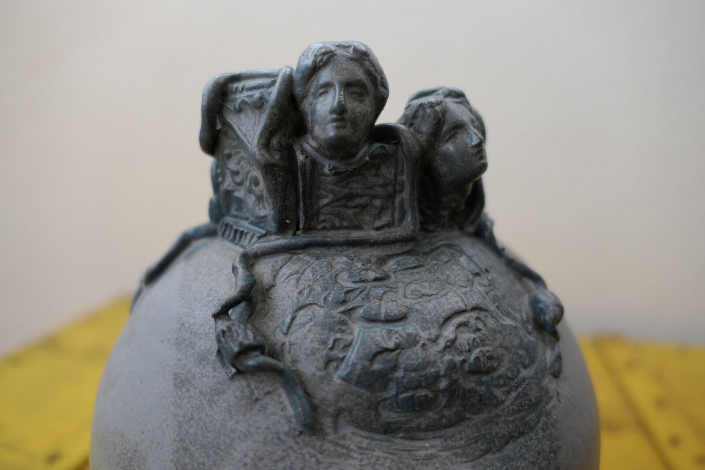 JOLI VASE BOULE EN GRES DECOR ATYPIQUE SIGNE A IDENTIFIER