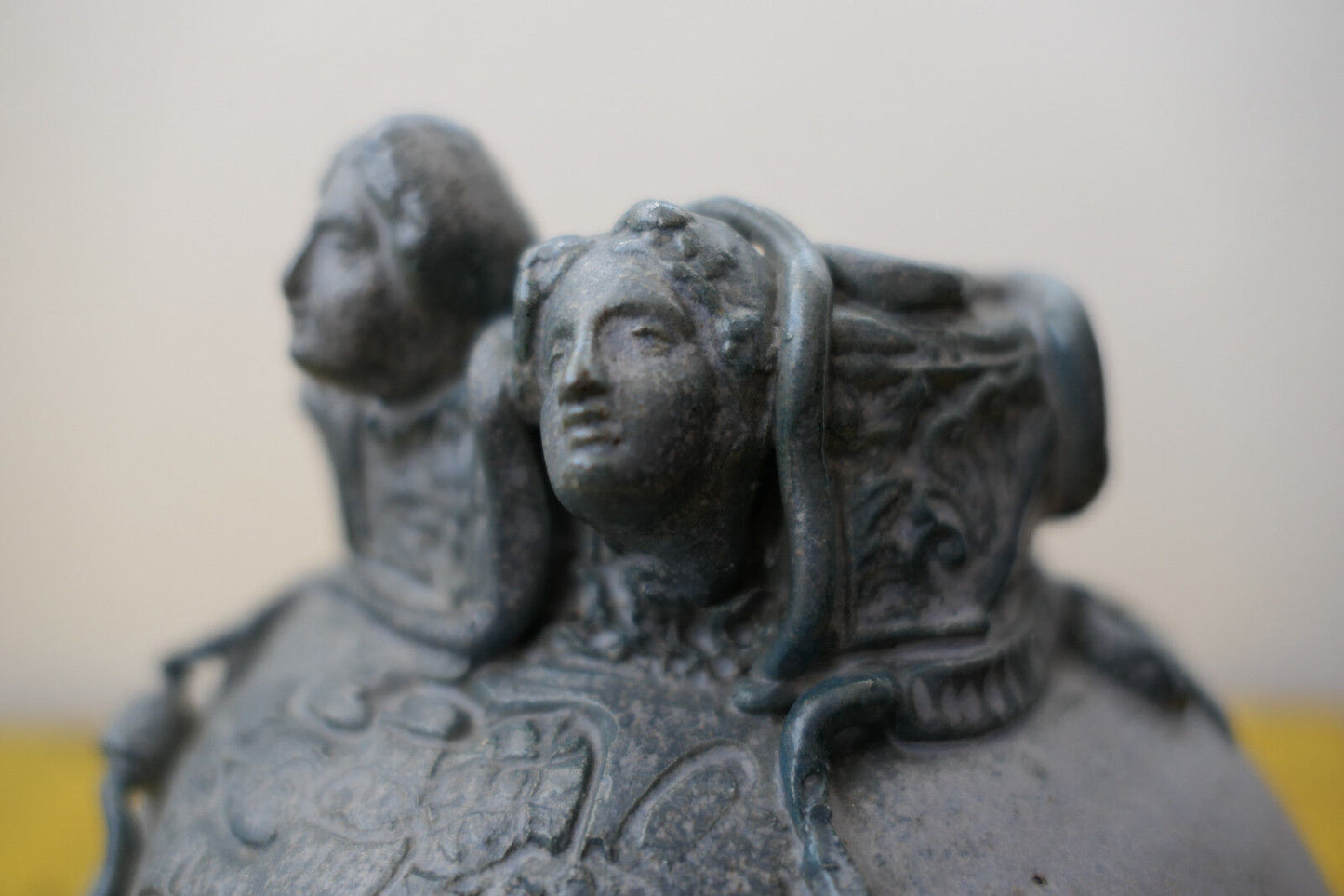 JOLI VASE BOULE EN GRES DECOR ATYPIQUE SIGNE A IDENTIFIER