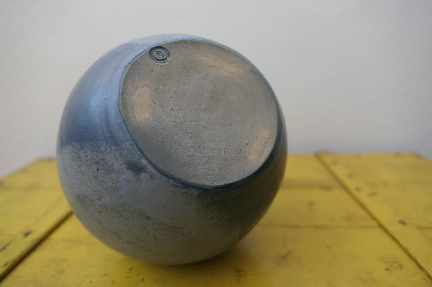 JOLI VASE BOULE EN GRES DECOR ATYPIQUE SIGNE A IDENTIFIER