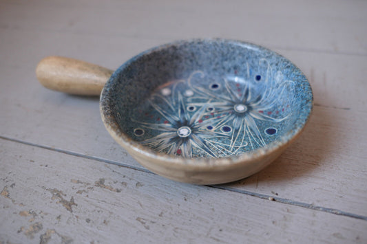 ANCIEN PETIT CAQUELON CERAMIQUE FAIT MAIN SIGNE J.C. MAO BRETAGNE FINISTERE