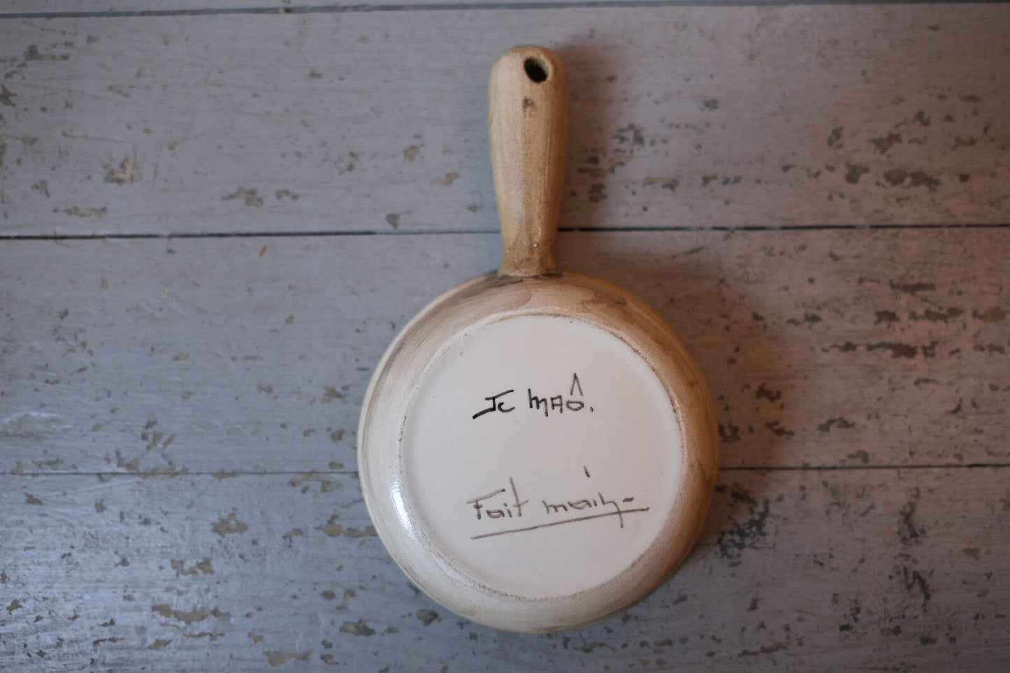 ANCIEN PETIT CAQUELON CERAMIQUE FAIT MAIN SIGNE J.C. MAO BRETAGNE FINISTERE
