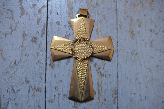 ANCIEN BIJOU RELIGIEUX PENDENTIF CROIX EN METAL DORE COURONNE