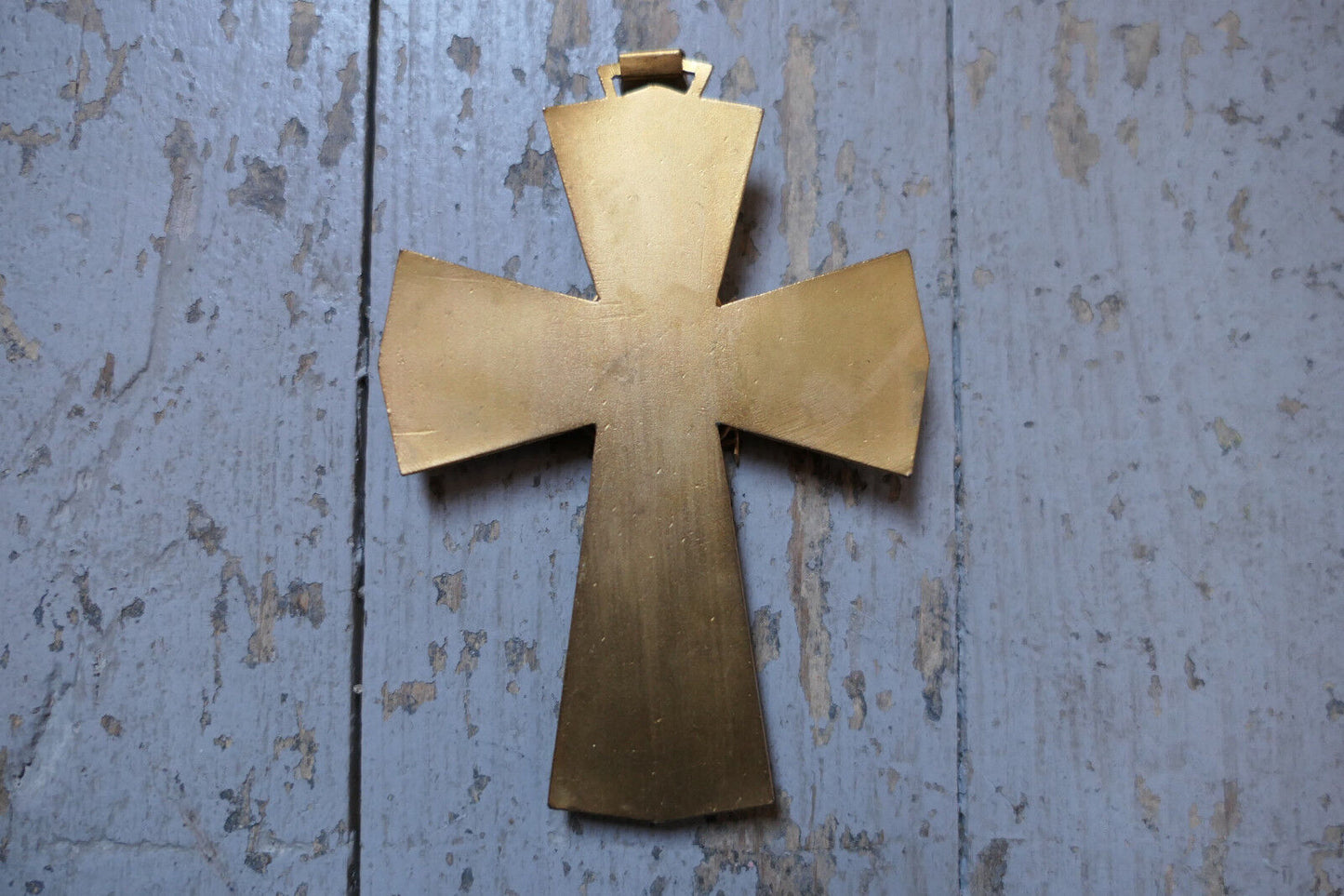 ANCIEN BIJOU RELIGIEUX PENDENTIF CROIX EN METAL DORE COURONNE