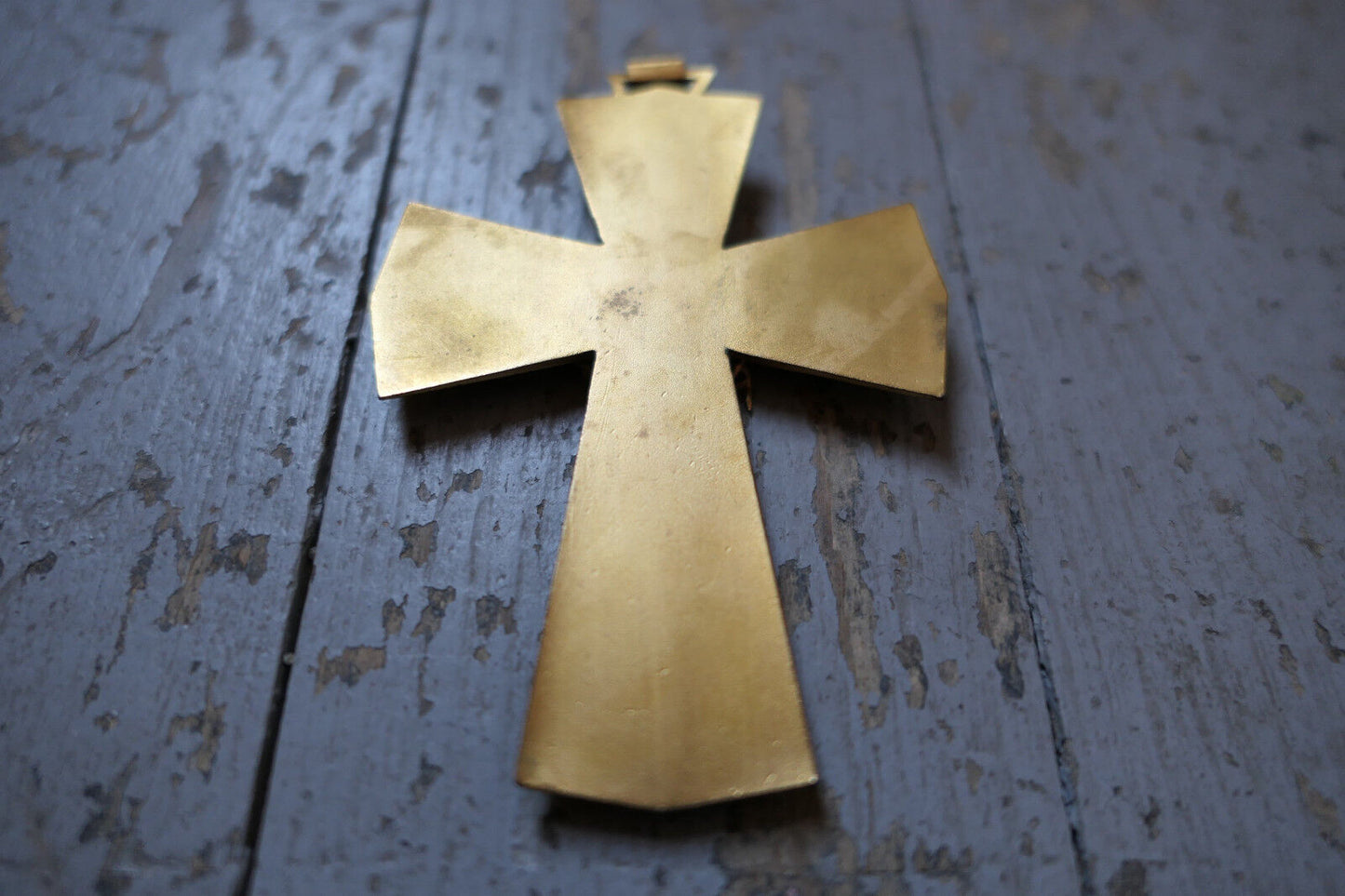ANCIEN BIJOU RELIGIEUX PENDENTIF CROIX EN METAL DORE COURONNE