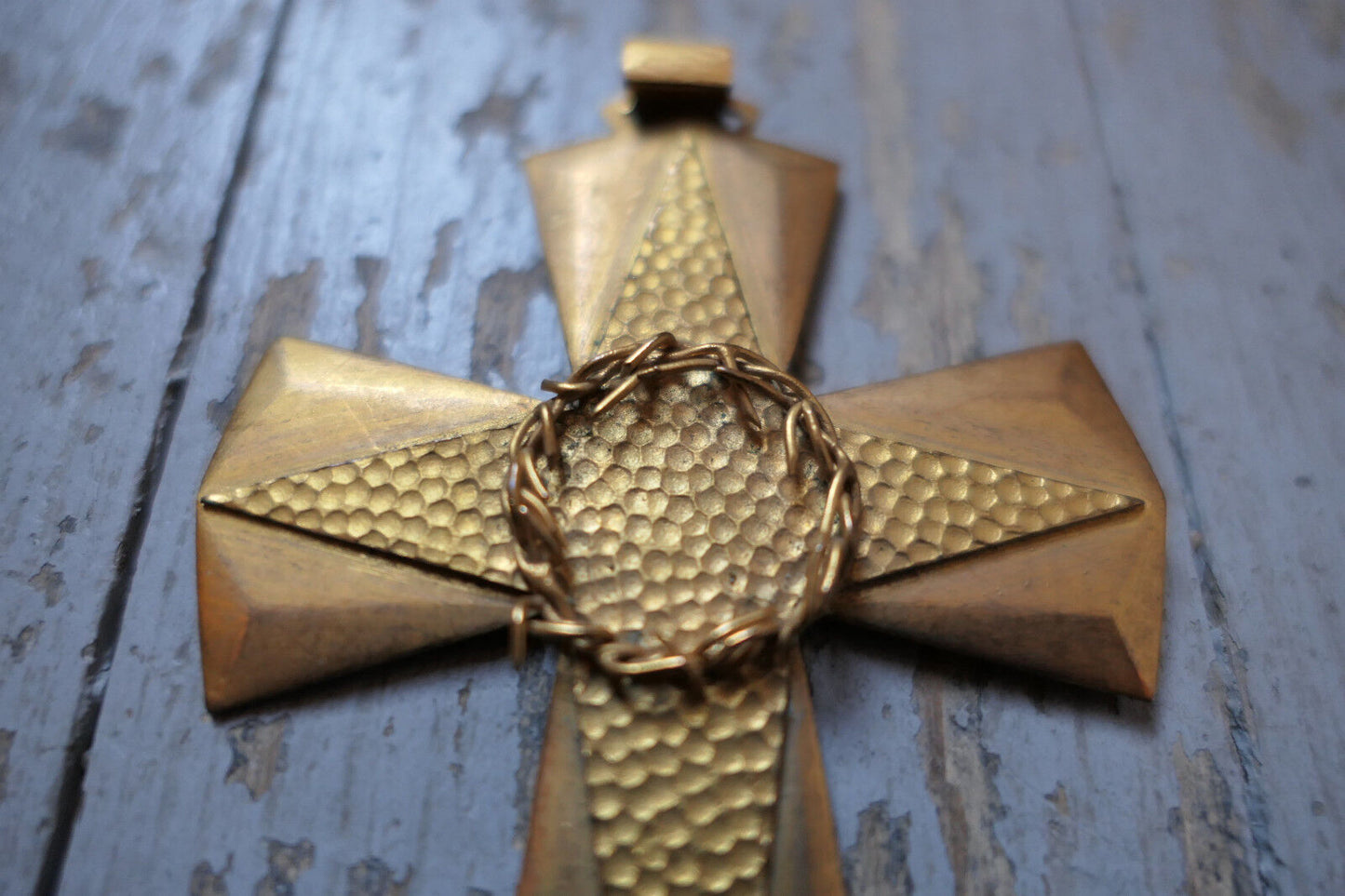 ANCIEN BIJOU RELIGIEUX PENDENTIF CROIX EN METAL DORE COURONNE