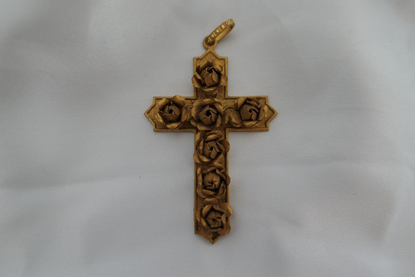 PENDENTIF METAL DORE CRUCIFIX ORNE DE FLEURS