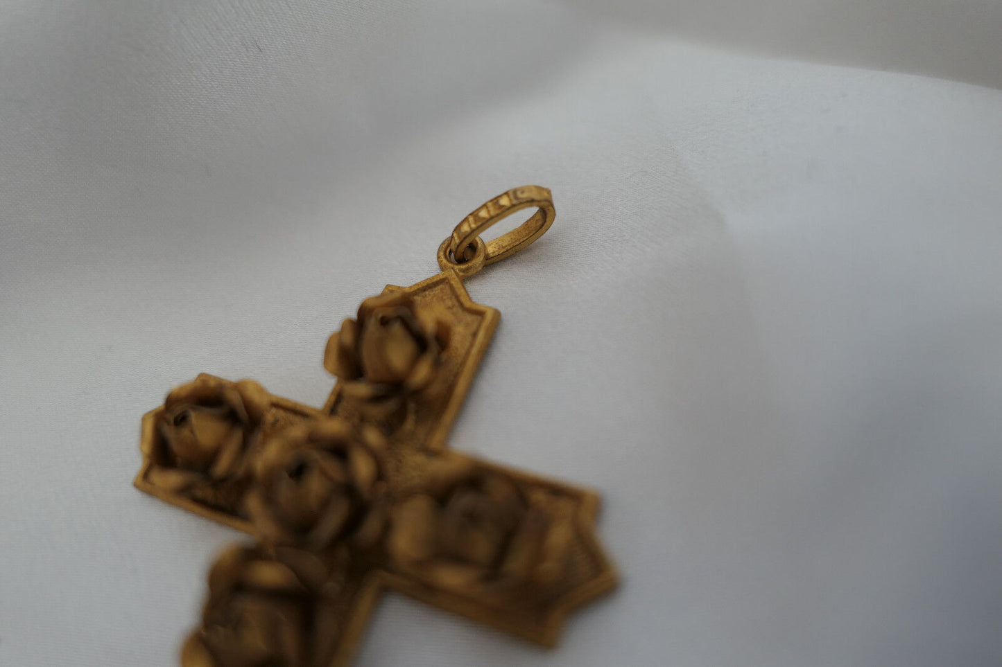 PENDENTIF METAL DORE CRUCIFIX ORNE DE FLEURS
