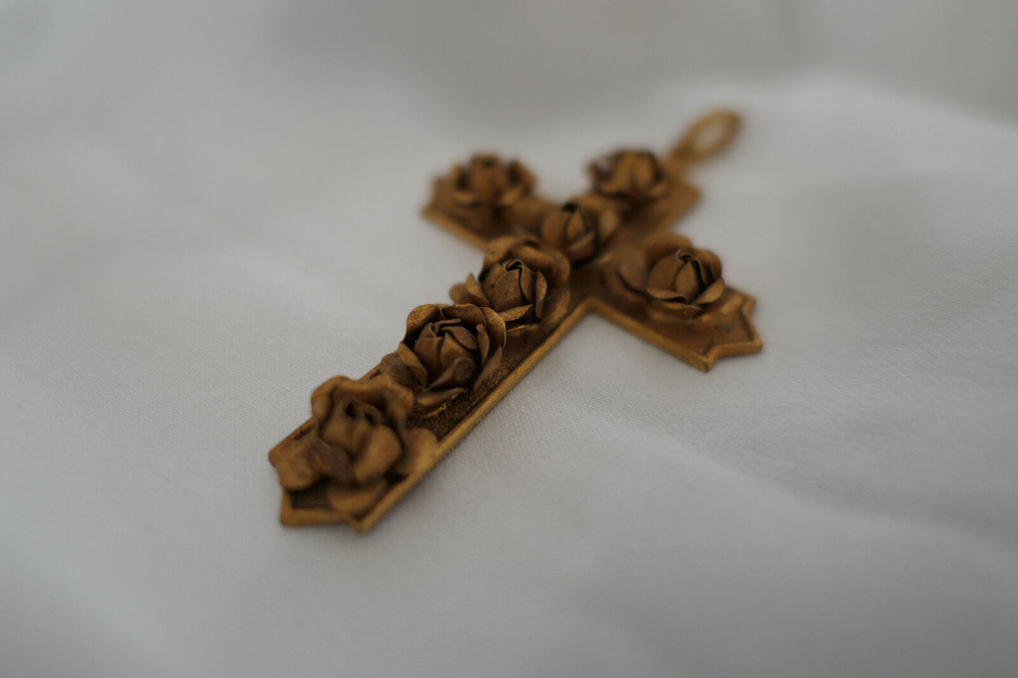 PENDENTIF METAL DORE CRUCIFIX ORNE DE FLEURS