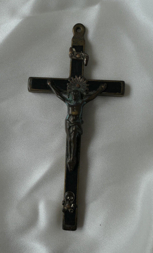 ANCIEN PENDENTIF RELIGIEUX CRUCIFIX BOIS LAITON INRI