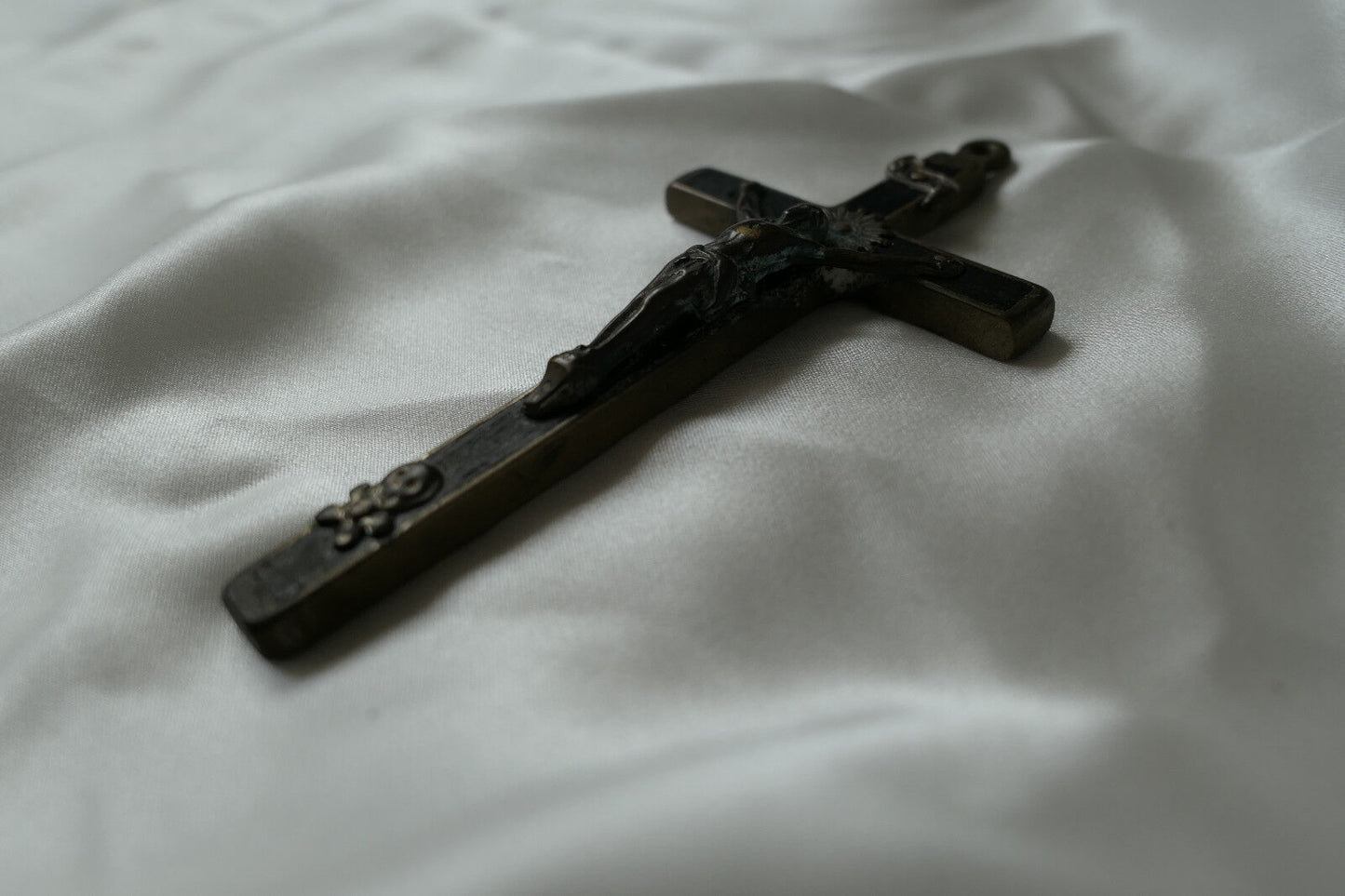 ANCIEN PENDENTIF RELIGIEUX CRUCIFIX BOIS LAITON INRI