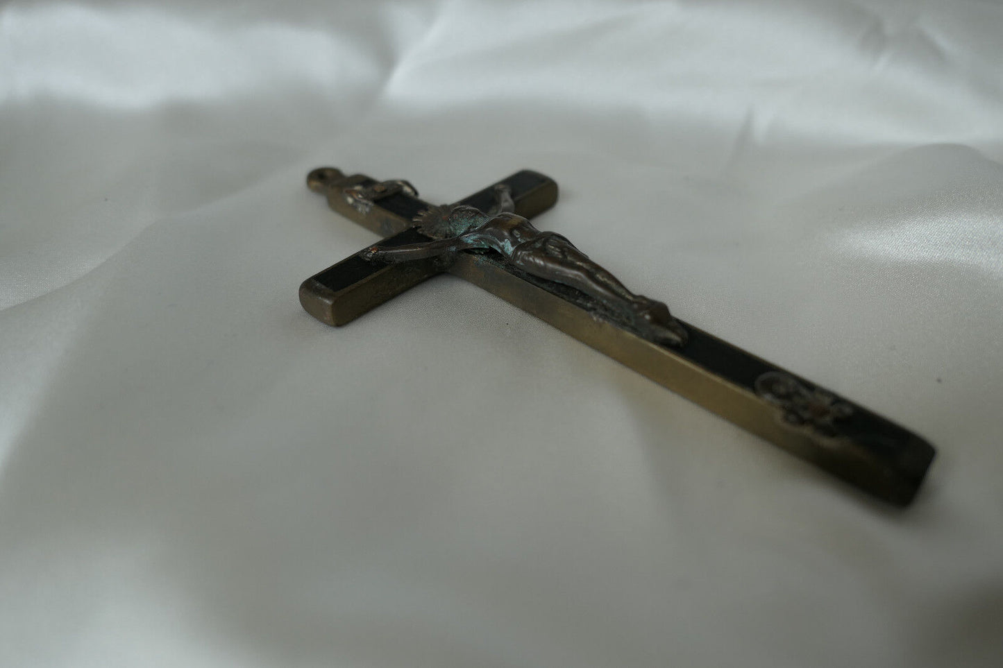 ANCIEN PENDENTIF RELIGIEUX CRUCIFIX BOIS LAITON INRI