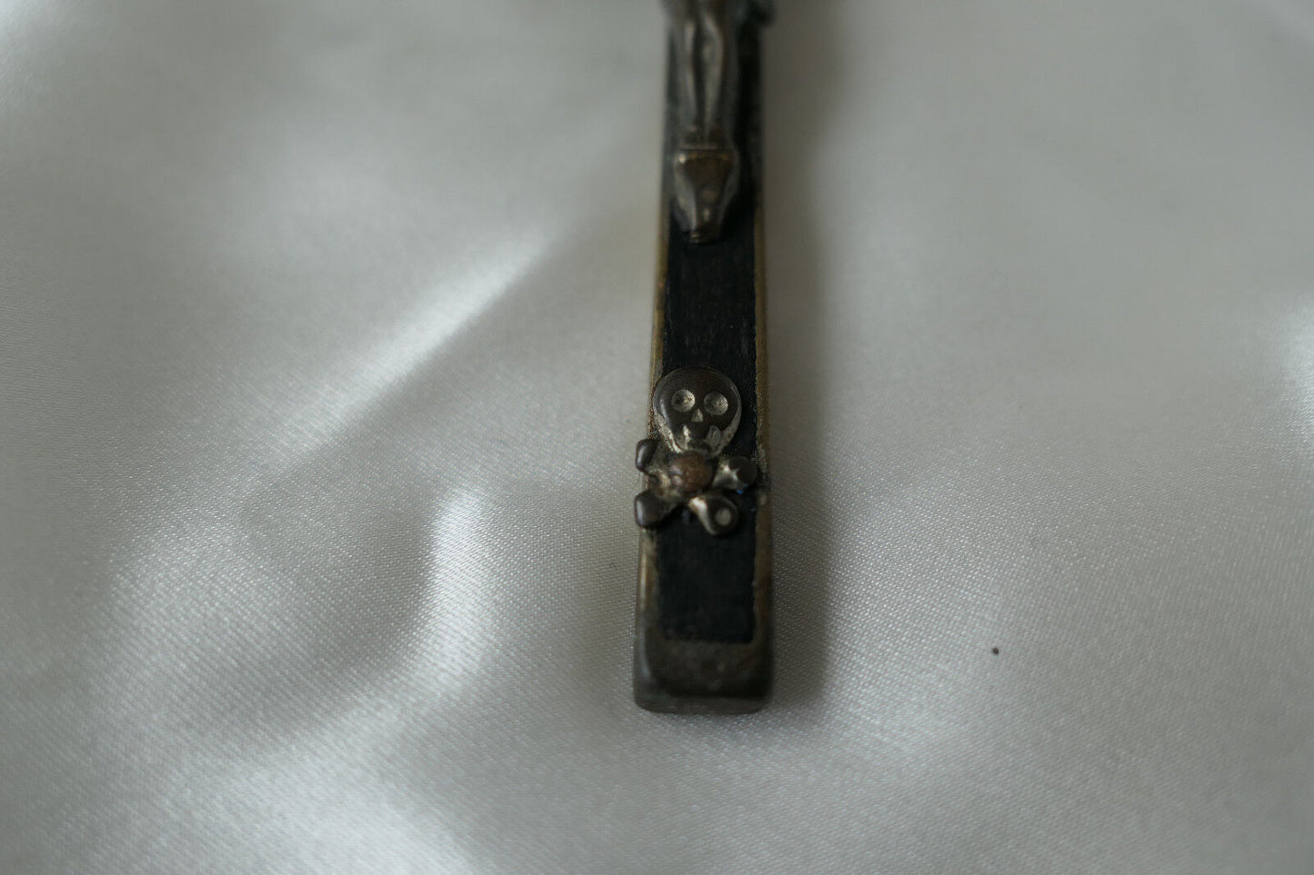 ANCIEN PENDENTIF RELIGIEUX CRUCIFIX BOIS LAITON INRI