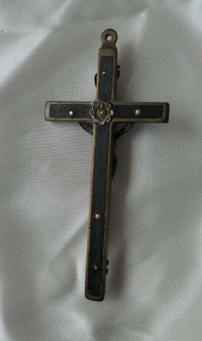 ANCIEN PENDENTIF RELIGIEUX CRUCIFIX BOIS LAITON INRI