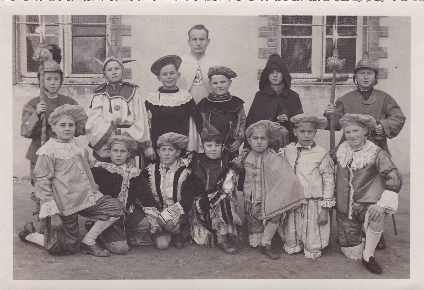 VINTAGE SNAPSHOT PHOTO GROUPE DEGUISEMENTS COSTUMES CARNIVAL DISGUISES CHILDREN