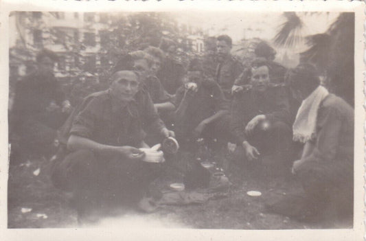 VINTAGE SNAPSHOT PHOTO GROUPE MILITAIRES SOLDATS REPAS FLOU BLURRY