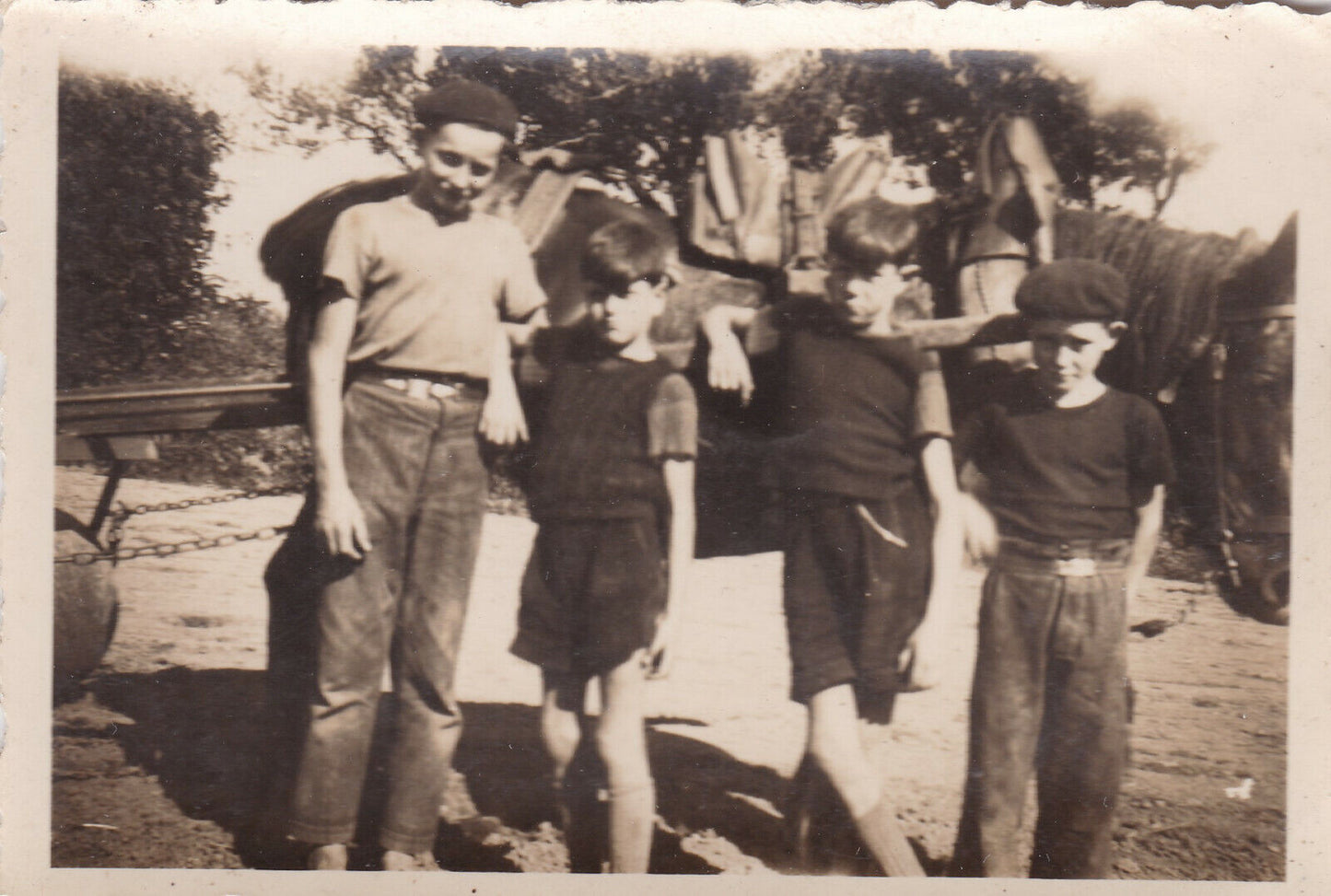 VINTAGE SNAPSHOT PHOTO ANONYME GROUPE ENFANTS BERETS CHEVAL CHILDREN HORSE