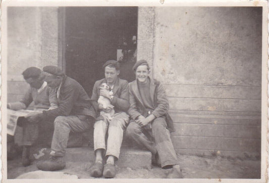 VINTAGE SNAPSHOT PHOTO ANONYME GROUPE AMIS JOURNAL CHIEN CHIOT SABOTS