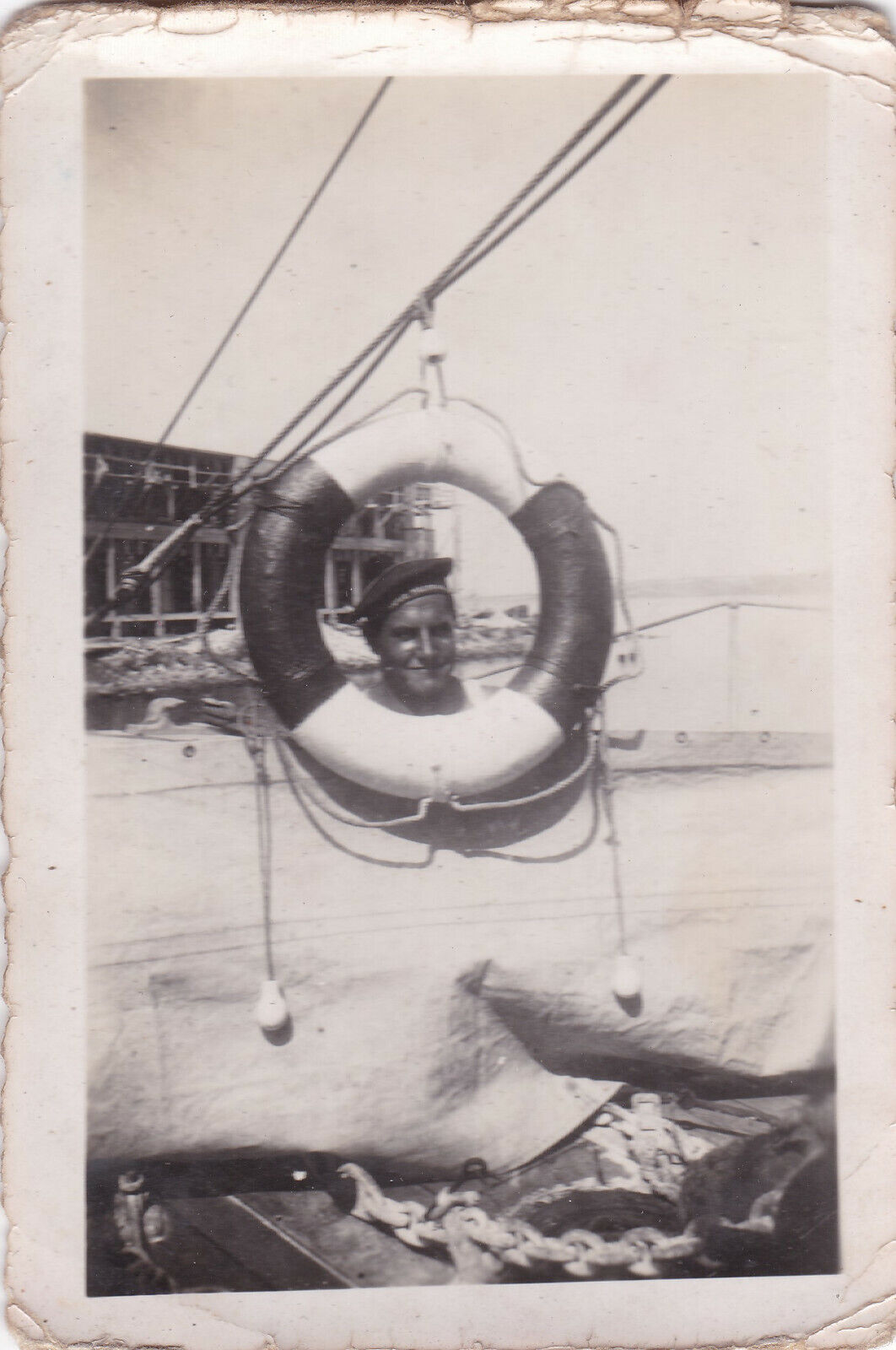 VINTAGE SNAPSHOT PHOTO ANONYME HUMOUR PORTRAIT MARIN BOUEE MARINE BATEAU