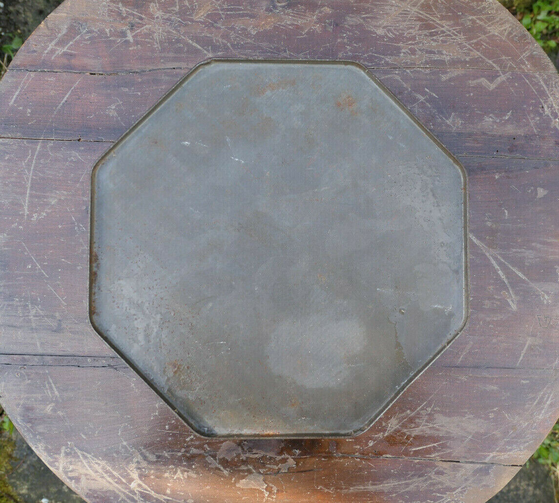 OLD LARGE LITHOGRAPHED SHEET METAL BOX, EARLY 20TH CENTURY