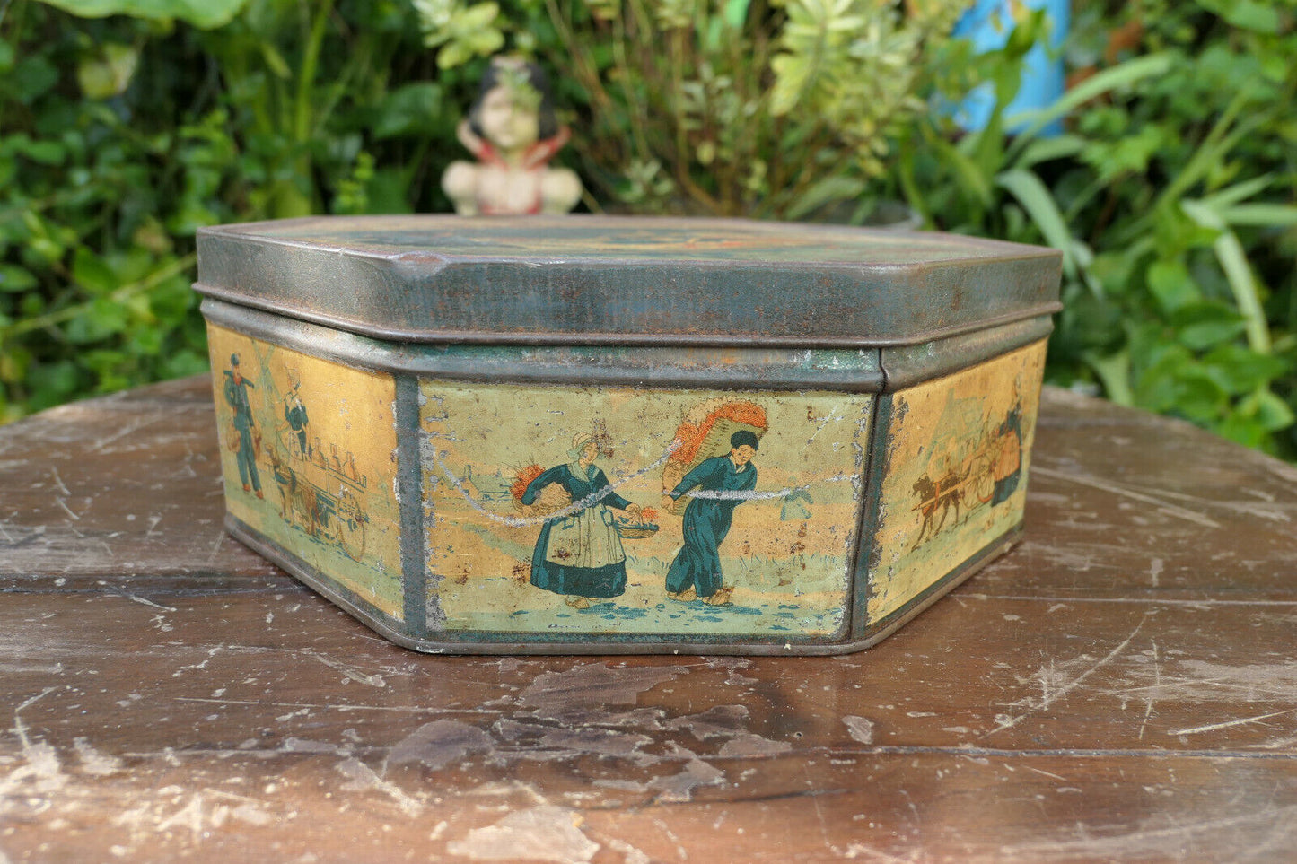 OLD LARGE LITHOGRAPHED SHEET METAL BOX, EARLY 20TH CENTURY