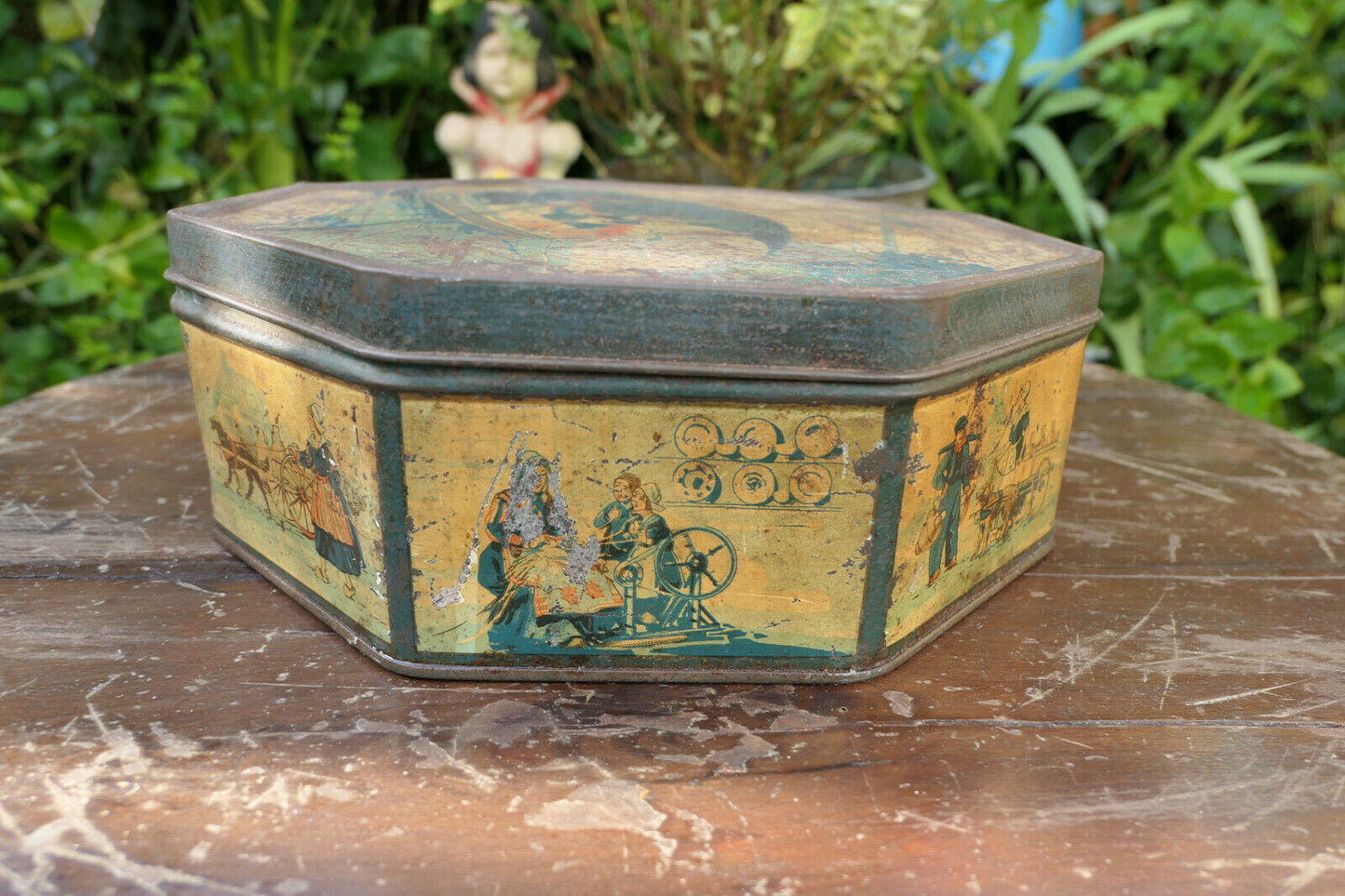 OLD LARGE LITHOGRAPHED SHEET METAL BOX, EARLY 20TH CENTURY