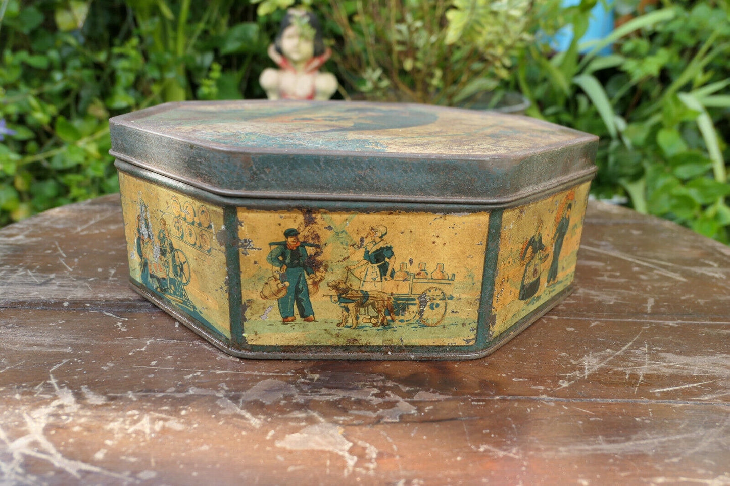 OLD LARGE LITHOGRAPHED SHEET METAL BOX, EARLY 20TH CENTURY