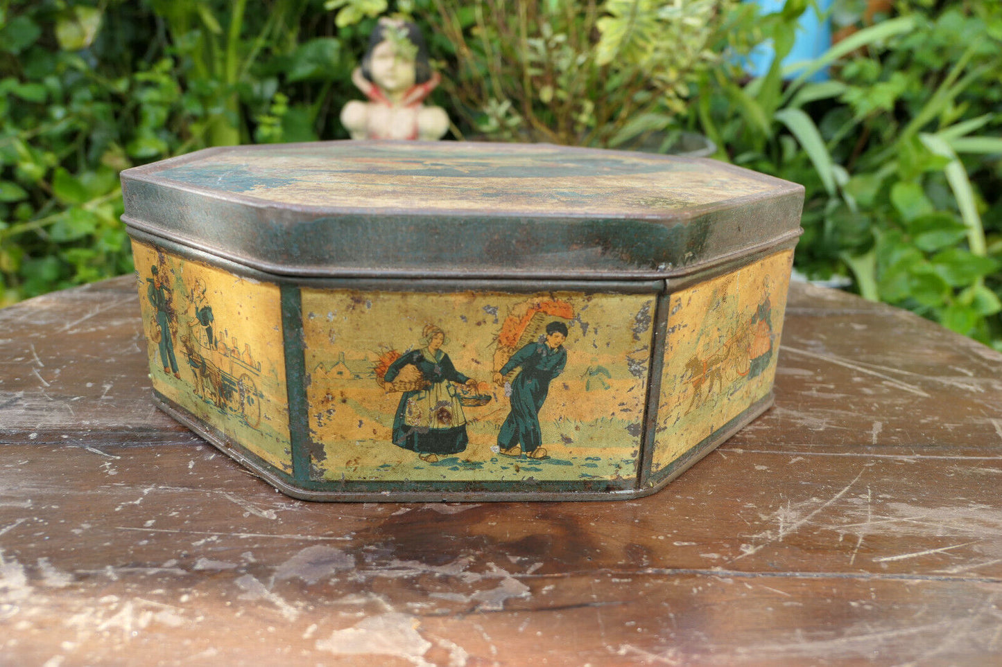 OLD LARGE LITHOGRAPHED SHEET METAL BOX, EARLY 20TH CENTURY