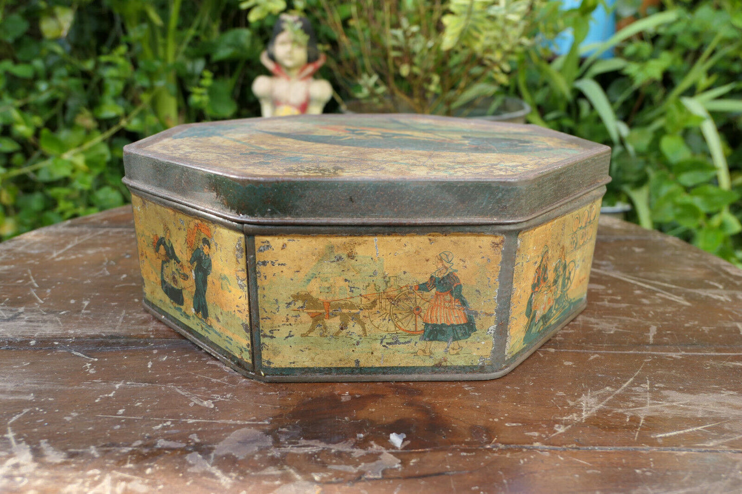 OLD LARGE LITHOGRAPHED SHEET METAL BOX, EARLY 20TH CENTURY