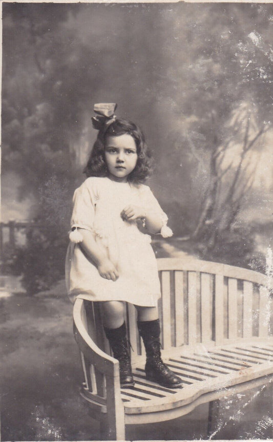ANCIENNE CARTE PHOTO PORTRAIT ENFANT JEUNE FILLE SUR UN BANC