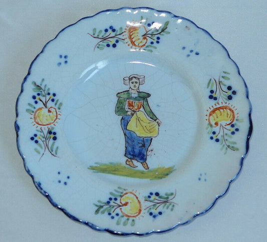 ANCIENNE PETITE ASSIETTE EN FAIENCE DE QUIMPER NON SIGNEE EPOQUE A IDENTIFIER