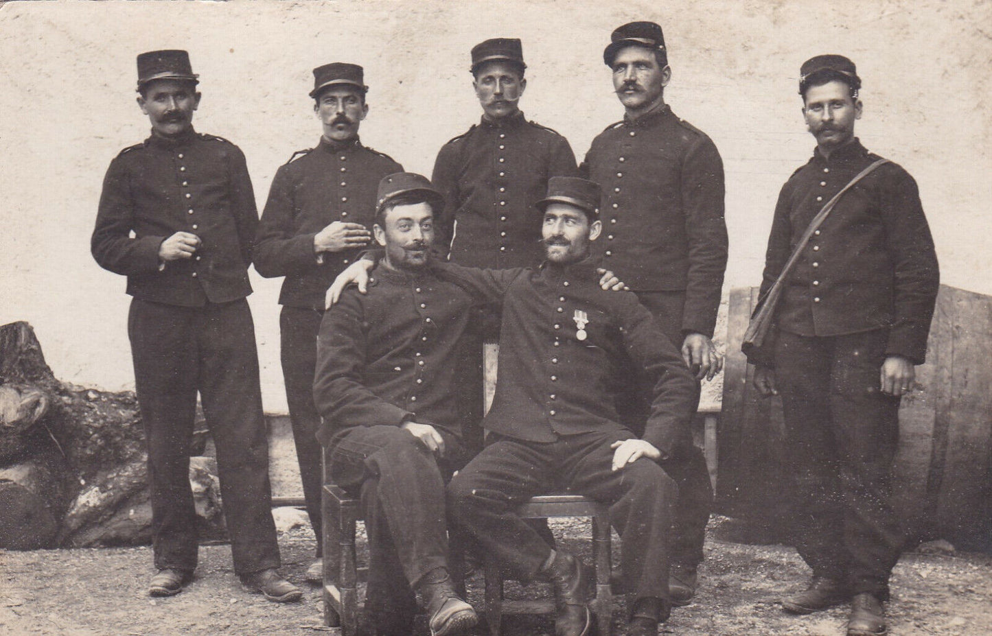ANCIENNE CARTE PHOTO MILITARIA GROUPE DE POILUS ECRITE EN 1914 A MONT-DAUPHIN