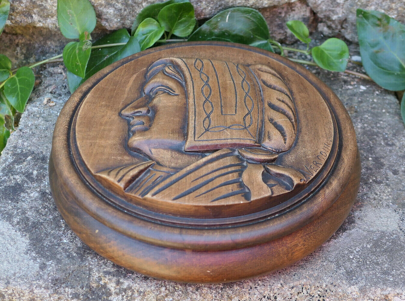 ANCIENNE BOITE EN BOIS SCULPTE SIGNEE VERCOUR BRETAGNE PORTRAIT FEMME COIFFE