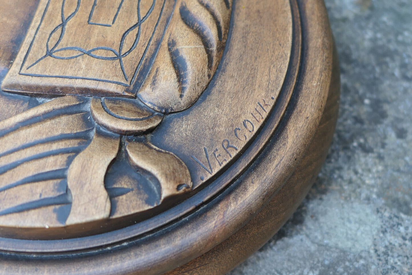 ANCIENNE BOITE EN BOIS SCULPTE SIGNEE VERCOUR BRETAGNE PORTRAIT FEMME COIFFE