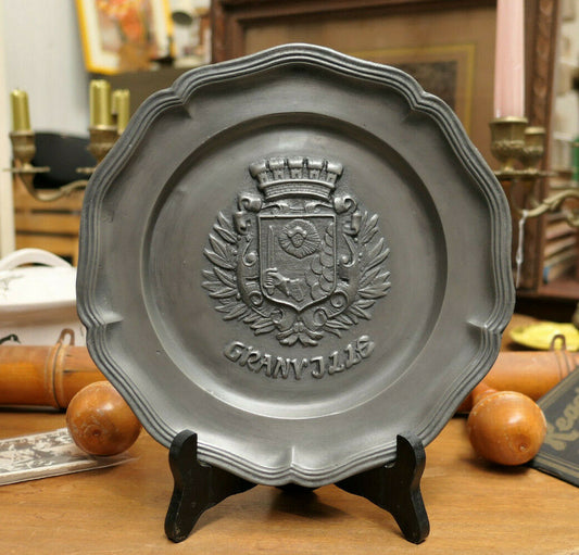 ASSIETTE PLAT DECORATIF EN ETAIN D'ART ERVE GRANVILLE MANCHE BLASON
