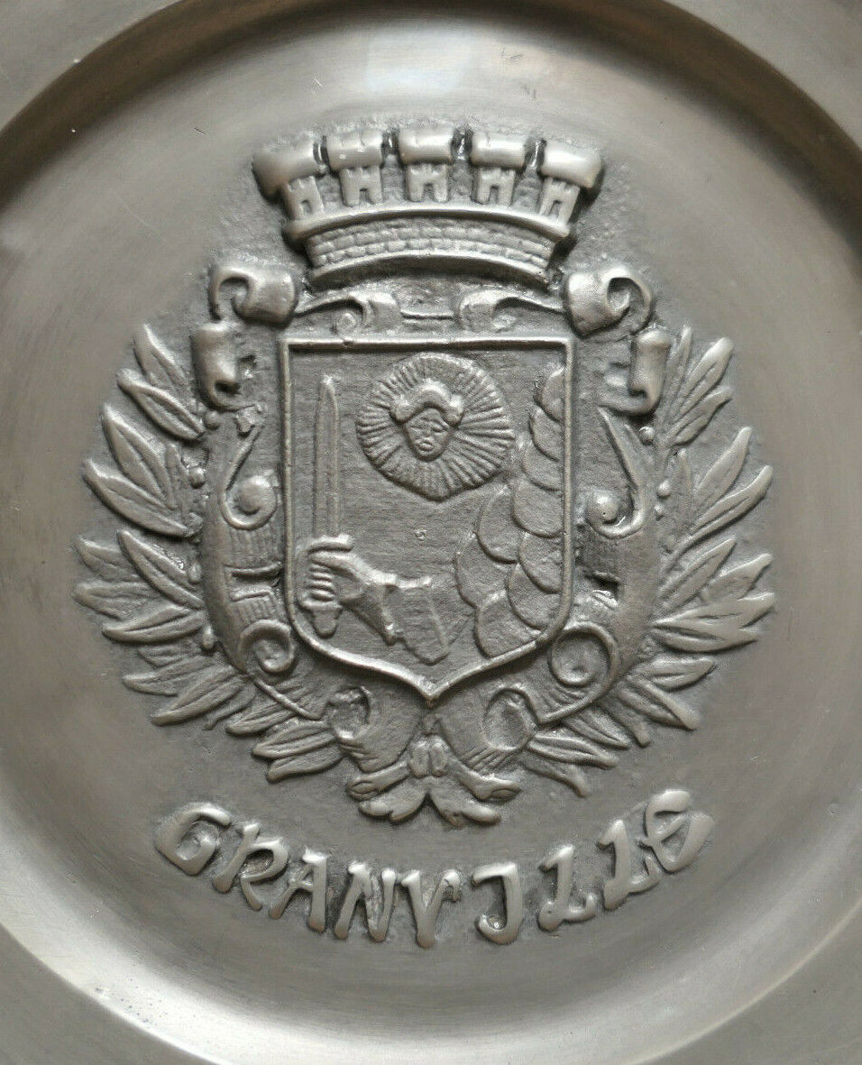 ASSIETTE PLAT DECORATIF EN ETAIN D'ART ERVE GRANVILLE MANCHE BLASON
