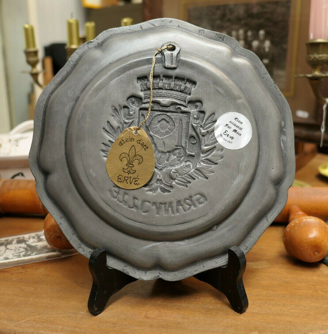 ASSIETTE PLAT DECORATIF EN ETAIN D'ART ERVE GRANVILLE MANCHE BLASON