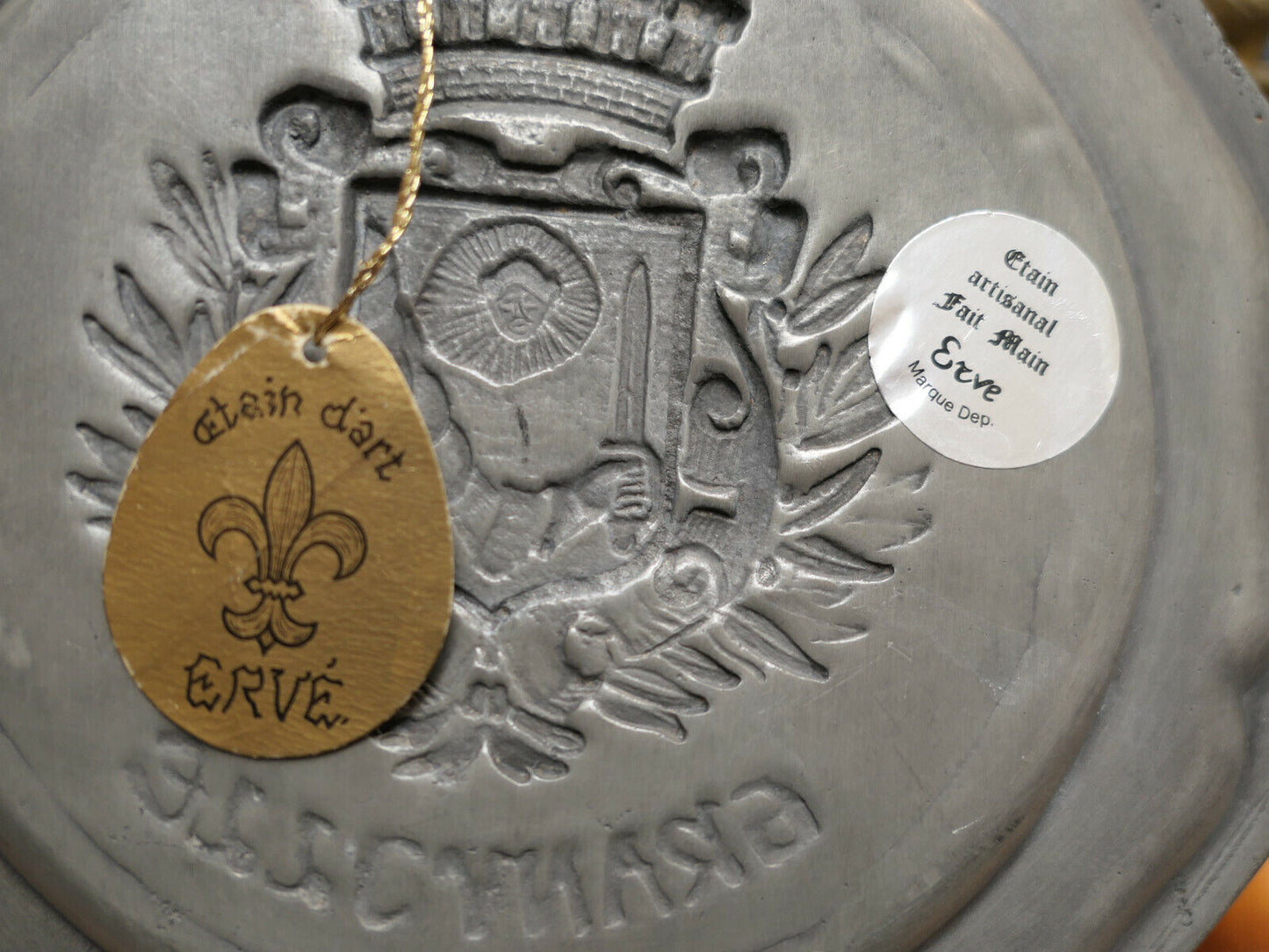 ASSIETTE PLAT DECORATIF EN ETAIN D'ART ERVE GRANVILLE MANCHE BLASON