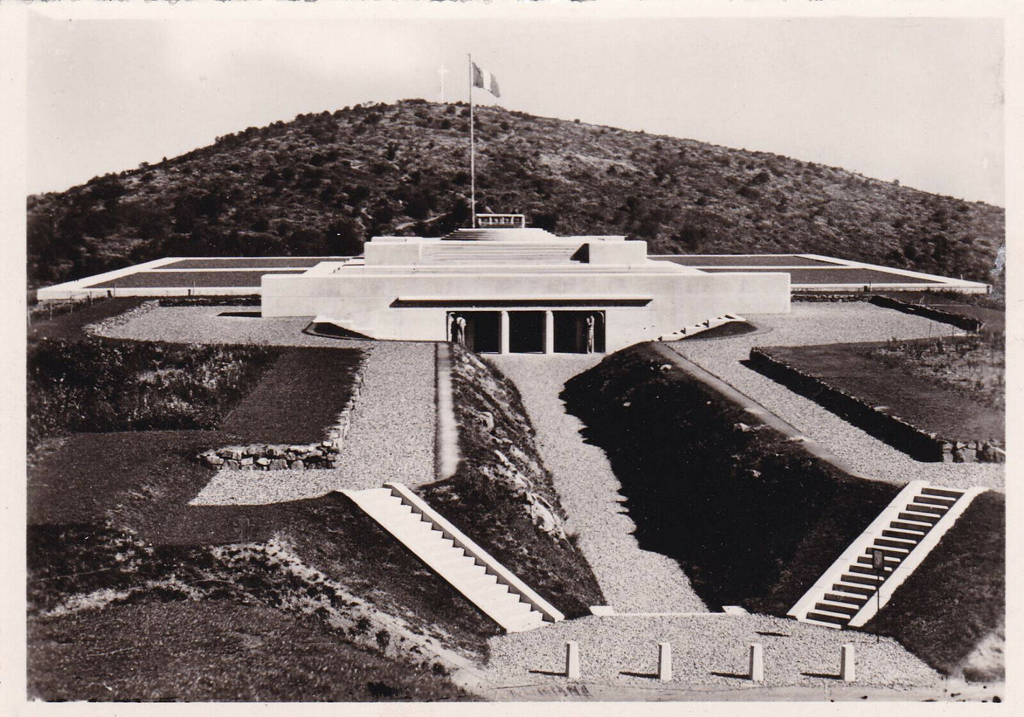 CARTE POSTALE CPSM NOIR & BLANC / MONUMENT NATIONAL AVEC VIEIL ARMAND