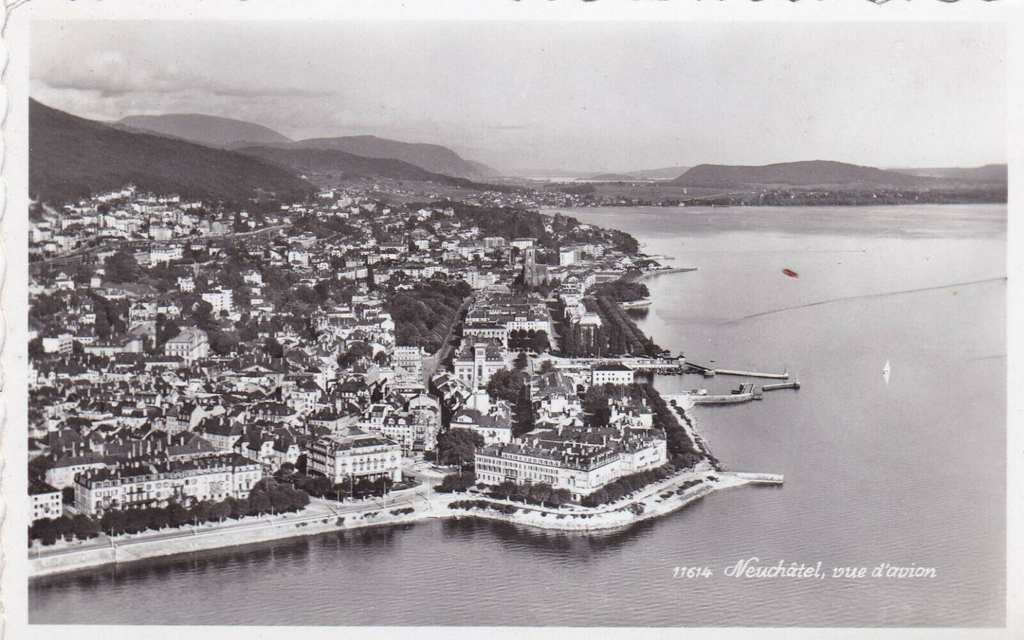 CARTE POSTALE CPSM NOIR ET BLANC / NEUCHATEL VUE D'AVION (1955)