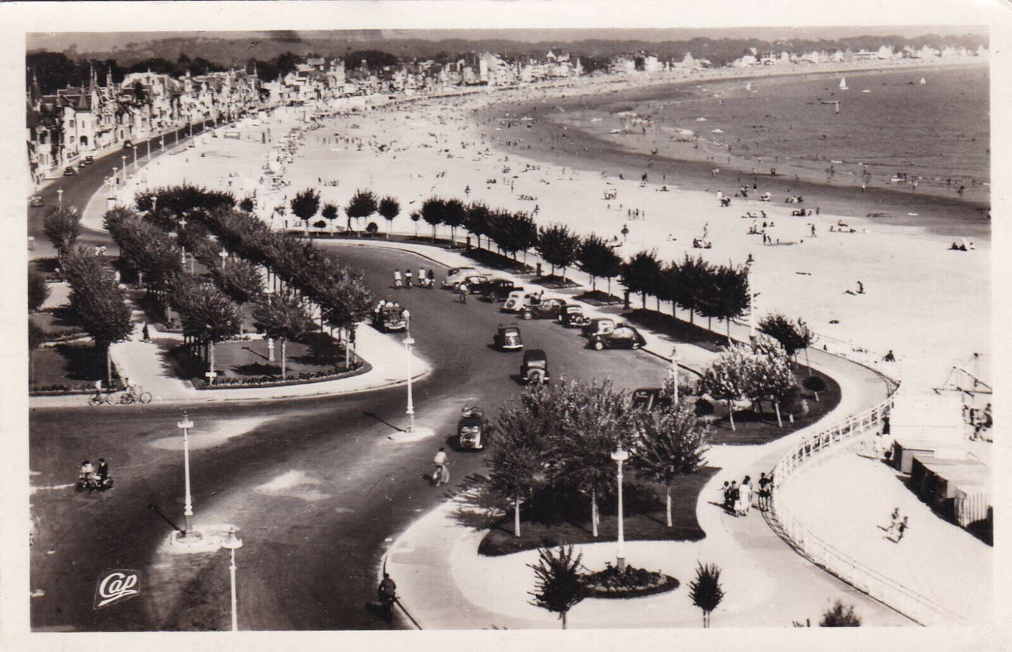 CPSM BLACK AND WHITE POSTCARD / LA BAULE GENERAL VIEW OF THE BEACH AND GARDENS