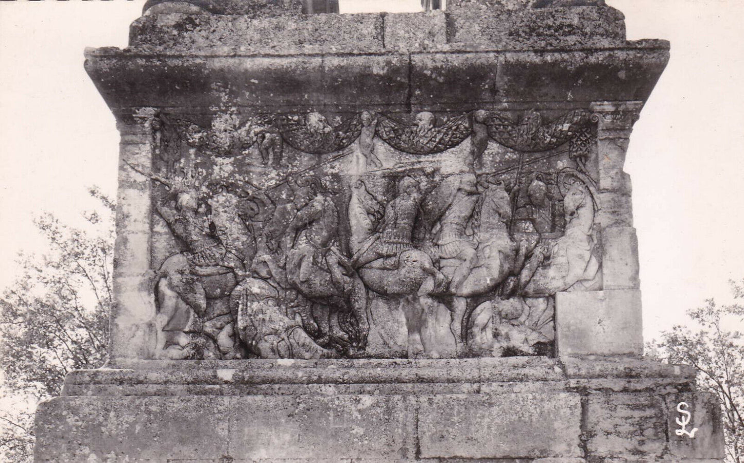 CPSM BLACK AND WHITE POSTCARD / SAINT-REMY DE PROVENCE BAS-RELIEF OF THE MAUSOLEUM