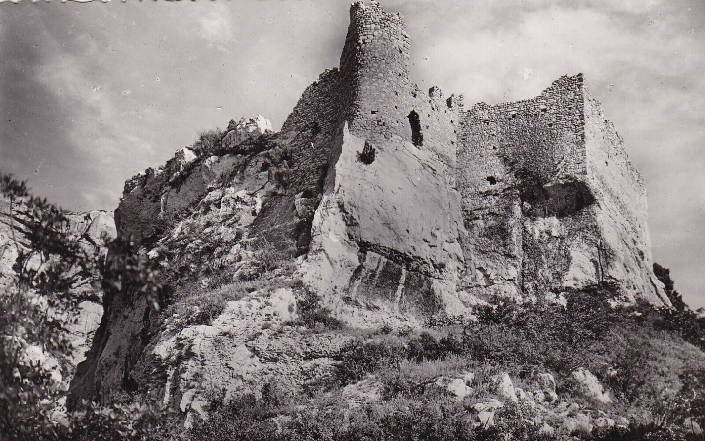 CPSM BLACK AND WHITE POSTCARD / FOUNTAIN OF VAUCLUSE THE RUINS OF THE CASTLE