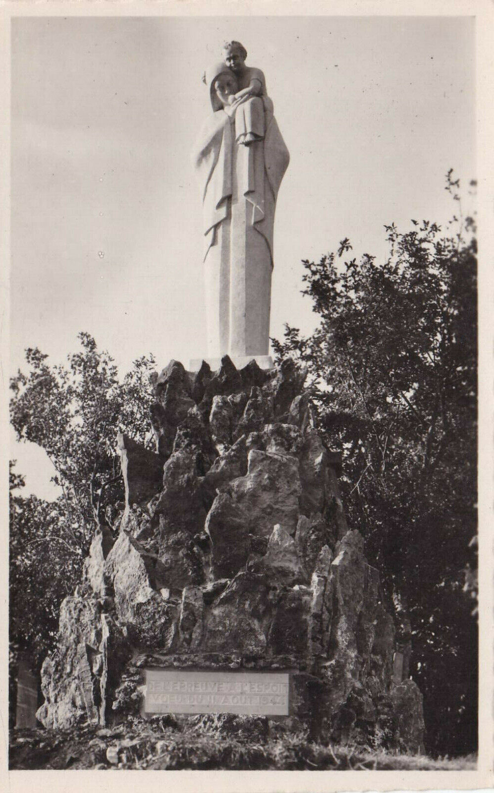 CARTE POSTALE CPSM NOIR & BLANC / MAZILLE STATUE A LA VIERGE