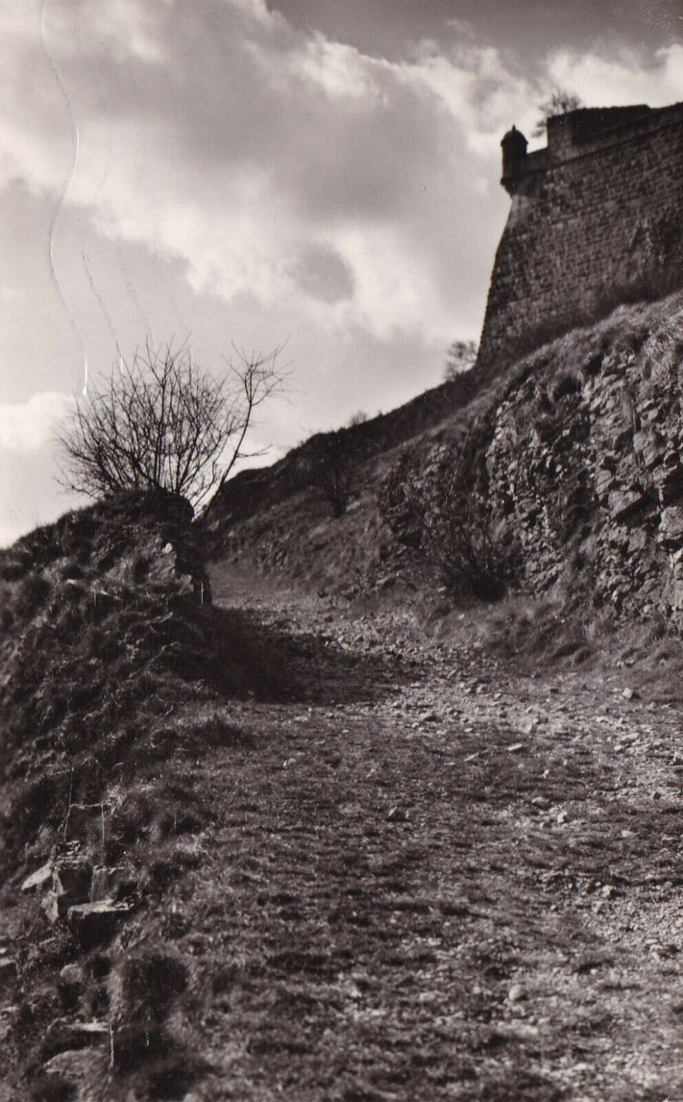 CARTE POSTALE CPSM NOIR ET BLANC / BESANCON EN MONTANT A LA CITADELLE (1959)