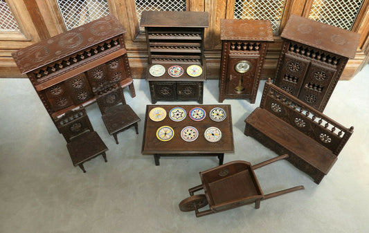 IMPORTANT LOT DE MOBILIER BRETON MINIATURE AVEC 10 ASSIETTES FAIENCE QUIMPER