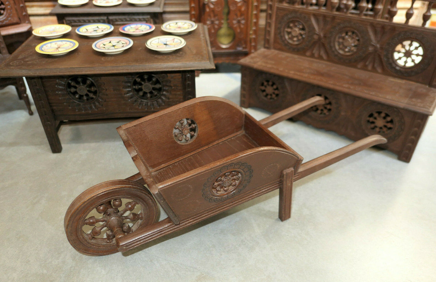 IMPORTANT LOT DE MOBILIER BRETON MINIATURE AVEC 10 ASSIETTES FAIENCE QUIMPER